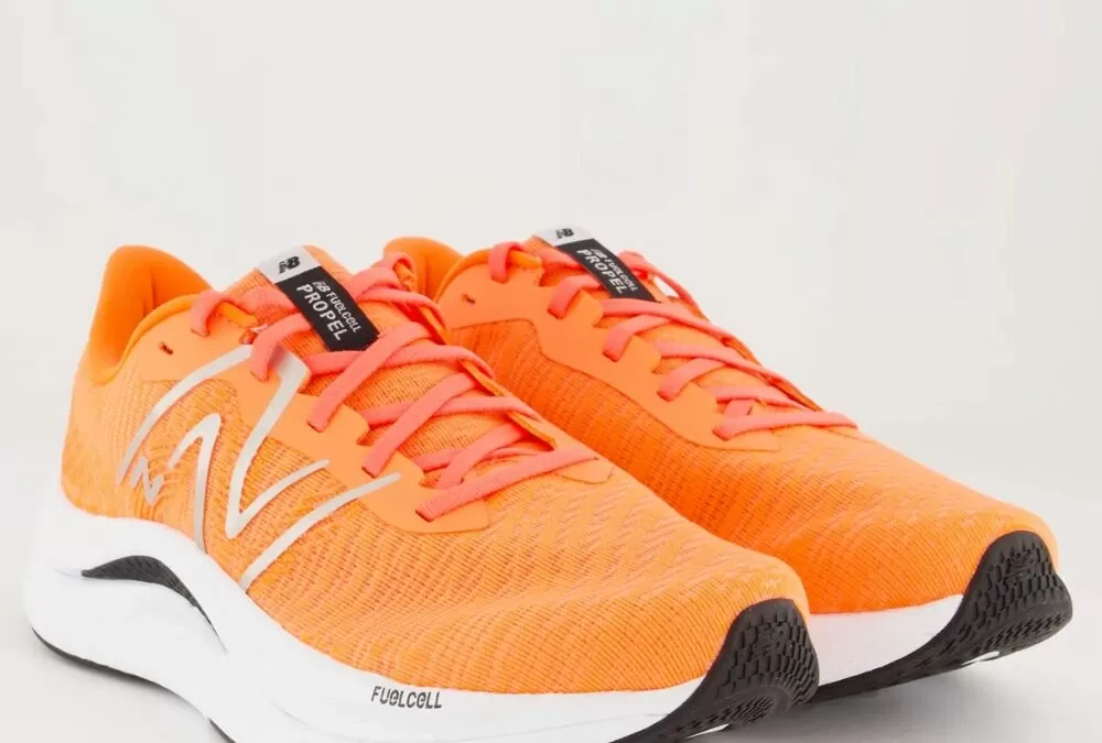 Tênis New Balance Fuelcell Propel V4 Coral Neon por R$ 512,91